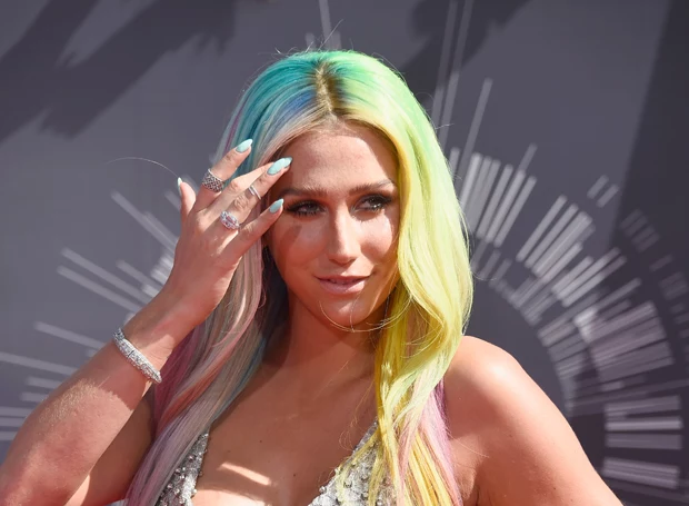 Jedną z gwiazd, która dała się uwieść modzie na tęczowe włosy jest Kesha