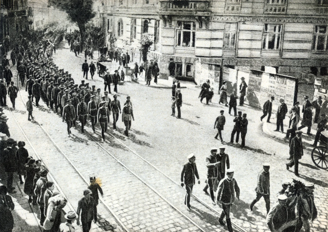Przemarsz oddziałów Związku Strzeleckiego ulicami Lwowa w 1913 roku w 50. rocznicę powstania 1863 roku. Na czele idzie Józef Piłsudski. Reprodukcja: Przemarsz oddziałów Związku Strzeleckiego ulicami Lwowa w 1913 roku w 50. rocznicę powstania 1863 roku. Na czele idzie Józef Piłsudski. Reprodukcja: