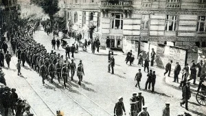 Przemarsz oddziałów Związku Strzeleckiego ulicami Lwowa w 1913 roku w 50. rocznicę powstania 1863 roku. Na czele idzie Józef Piłsudski. Reprodukcja: 