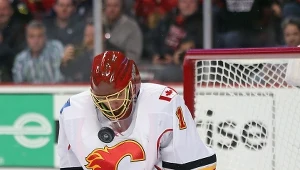 Jonas Hiller obronił Calgary Flames przed nawałnicą Chicago Blackhawks 
