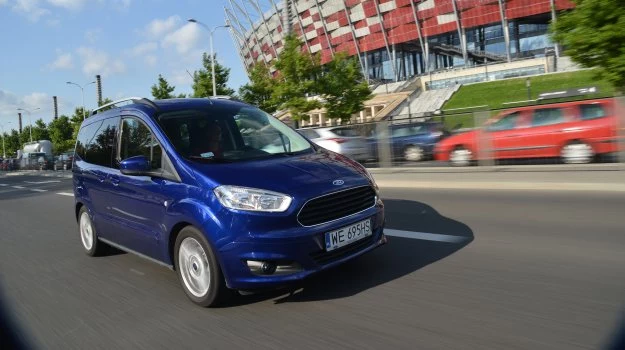 <b>Courier – najmniejszy Ford z linii Tourneo w wersji osobowej ma seryjnie drzwi przesuwne po obu stronach.</b>