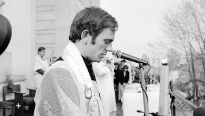 Warszawa, 25.04.1981. Ks. Jerzy Popiełuszko podczas uroczystości poświęcenia sztandaru NSZZ "Solidarność" Huty Warszawa