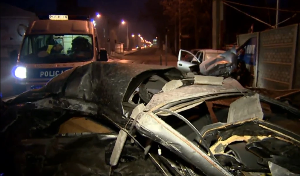 W wypadku kierowca Mazdy. Jeden z policjantów jadących Oplem zmarł po dwóch tygodanich w szpitalu