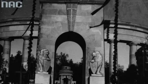 Cmentarz Obrońców Lwowa. Uroczystość odsłonięcia Pomnika Chwały. Widoczne lwy przy pomniku (11 listopada 1934 r.)