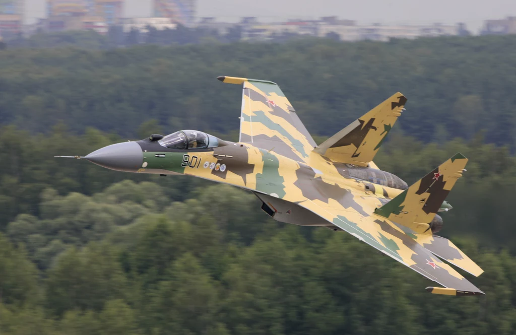 Zwrotny Su-35 ma z łatwością poradzić sobie z F-35 - zapewniają specjaliści z Rosji.