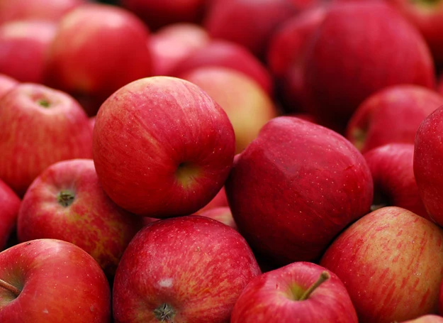 Jabłka zawierają potas, żelazo, magnez, cynk, a także dość duże ilości cennej dla organizmu witaminy C.