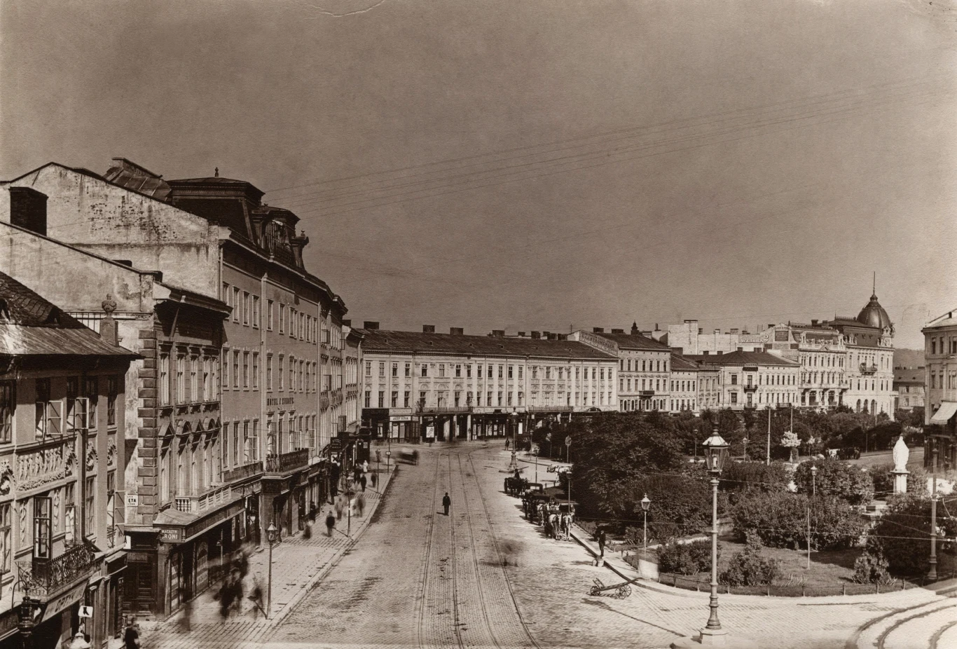 Lwów, plac Mariacki, fontanna z figurą Cudownej Matki Boskiej (ok. 1900 r.), w centrum stacja dorożek miejskich 