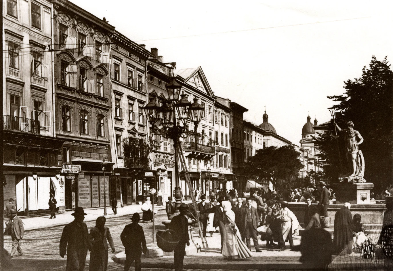 Lwów - Rynek i fontanna Neptuna