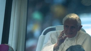 Papież-emeryt został powitany gromkimi brawami 