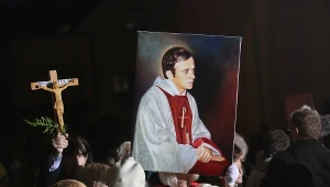 Uczestnicy uroczystości z okazji 30. rocznicy męczeńskiej śmierci bł. ks. Jerzego Popiełuszki przed grobem księdza Jerzego przy kościele pw. św. Stanisława Kostki w Warszawie