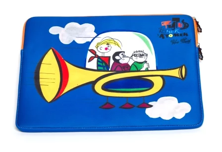 W kolekcji Empiku znajdziemy: bruliony B5, plastikowe kubki termiczne, pudełka i torby prezentowe, koszulki, skarpety, neoprenowe etui oraz podkładki pod laptopa W kolekcji Empiku znajdziemy: bruliony B5, plastikowe kubki termiczne, pudełka i torby prezentowe, koszulki, skarpety, neoprenowe etui oraz podkładki pod laptopa