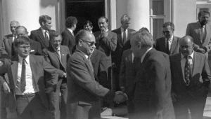 Spotkanie członków rządu Tadeusza Mazowieckiego z prezydentem Wojciechem Jaruzelskim, n/z Jaruzelski wita się z premierem Tadeuszem Mazowieckim, z lewej Leszek Balcerowicz, z prawej Jacek Kuroń; Belweder, 13.09.1989