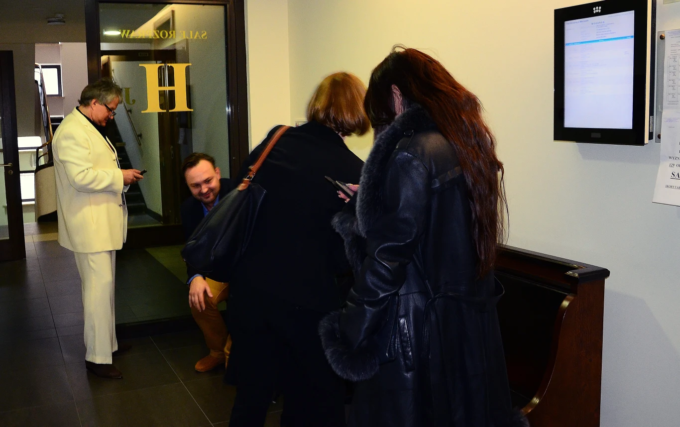 Iwona i Krzyś na sądowym korytarzu Iwona i Krzyś na sądowym korytarzu