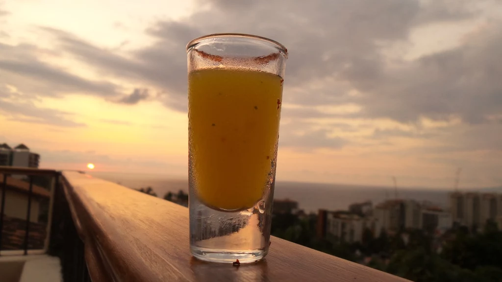 Tequilę należy podawać w kieliszkach. Niekoniecznie czystą...