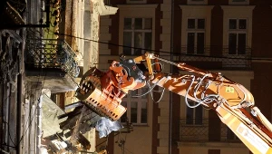 Strażacy i służby kryzysowe kontynuują akcję na gruzowisku kamienicy w Katowicach