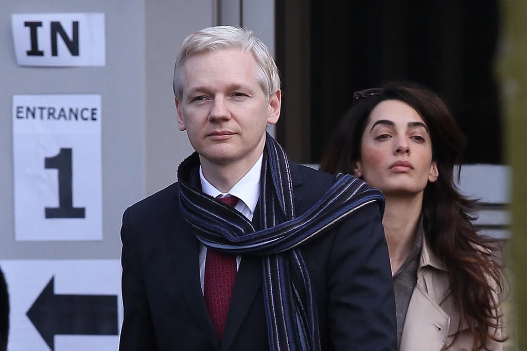 Z całą grupą prawników reprezentowała Juliana Assange’a