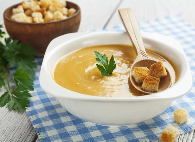 Zupa krem z fasolki jest doskonała z grzankami lub groszkiem ptysiowym