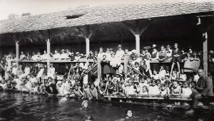 Lwów. Pływalnia miejska na stawie Pelczyńskim. Fotografia z 1905 r.