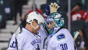 Hokeiści Vancouver Canucks - Henrik Sedin (z lewej) i Ryan Miller 