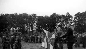 Prezydent RP Władysław Raczkiewicz wręcza sztandar 1 Samodzielnej Brygadzie Spadochronowej gen. Stanisławowi Sosabowskiemu, 1944