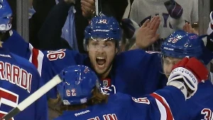 Hokeiści New York Rangers świętują po zdobyciu zwycięskiej bramki