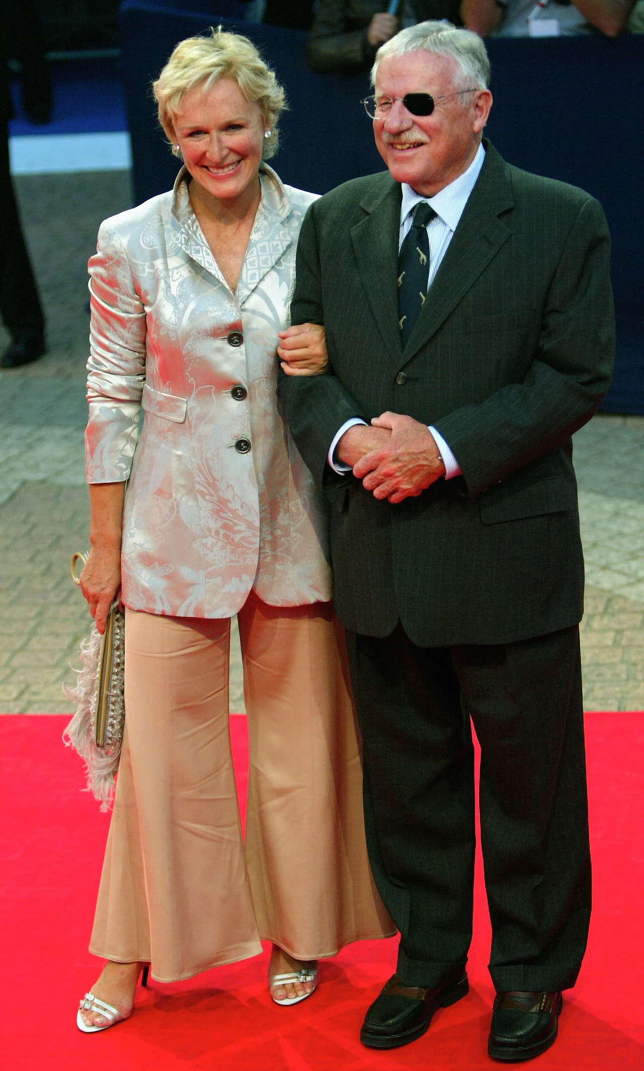 Glenn Close ze swoim ojcem na premierze filmu "Co jest grane" w 2004 roku Glenn Close ze swoim ojcem na premierze filmu "Co jest grane" w 2004 roku