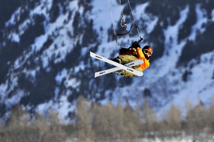 Kite-skiing to sport, który z każdym rokiem staje się coraz popularniejszy