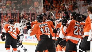 Hokeiści Philadelphia Flyers cieszą się z gola