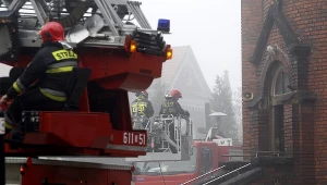 Dogaszanie pożaru katedry w Sosnowcu