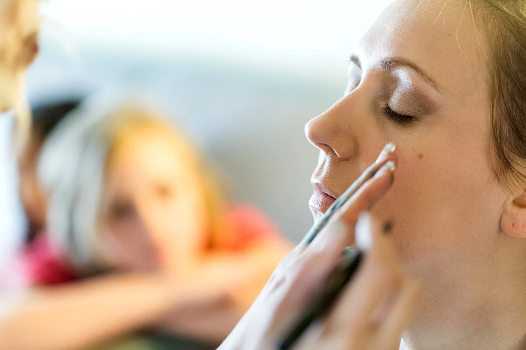 Oko może postarzać nieodpowiedni dobór kosmetyków do makijażu. Lepiej zrezygnować z metalicznych i perłowych cieni 
