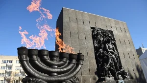 Płonąca menora przed pomnikiem Bohaterów Getta przy Muzeum Historii Żydów Polskich w Warszawie