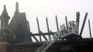 Dogaszanie pożaru zabytkowej katedry pw. Wniebowzięcia Najświętszej Maryi Panny w Sosnowcu