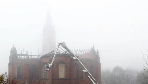 Dogaszanie pożaru zabytkowej katedry pw. Wniebowzięcia Najświętszej Maryi Panny w Sosnowcu