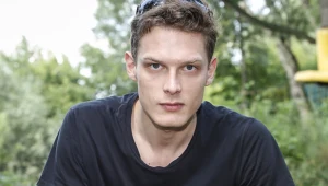 Przez 5 lat studiował psychologię, potem zdał egzaminy do Akademii Teatralnej w Warszawie. Uważa, że to był doskonały wybór!