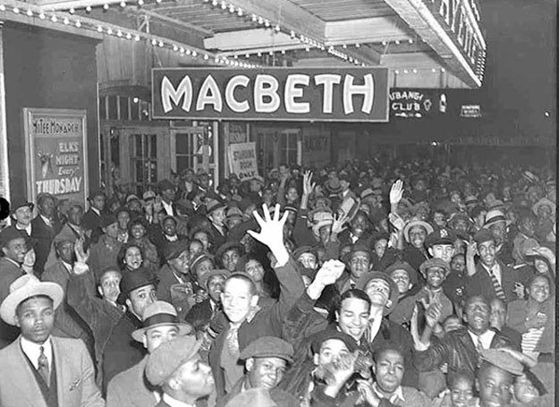 Tłum starający się kupić bilety na Makbeta