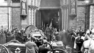 Wyprowadzenie zwłok Nieznanego Żołnierza z katedry pod wezwaniem św. Jana