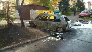 Jedno ze spalonych aut