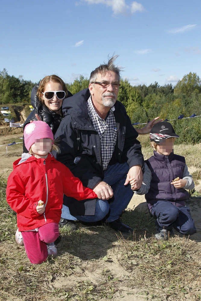 Tata Jacek Żakowski jest dumny z najstarszego syna. Na zdjęciu z nową rodziną Tata Jacek Żakowski jest dumny z najstarszego syna. Na zdjęciu z nową rodziną