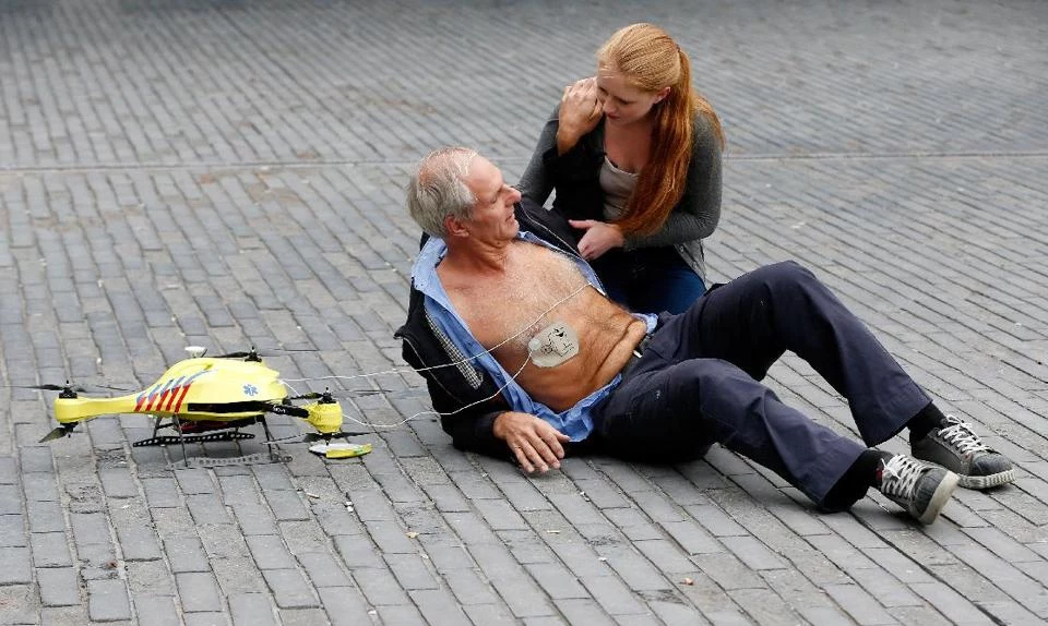 Dron z wbudowanym defibrylatorem może uratować życie wielu osób