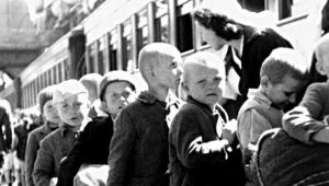 Polskie dzieci po przybyciu do Nowej Zelandii wsiadają do pociągu