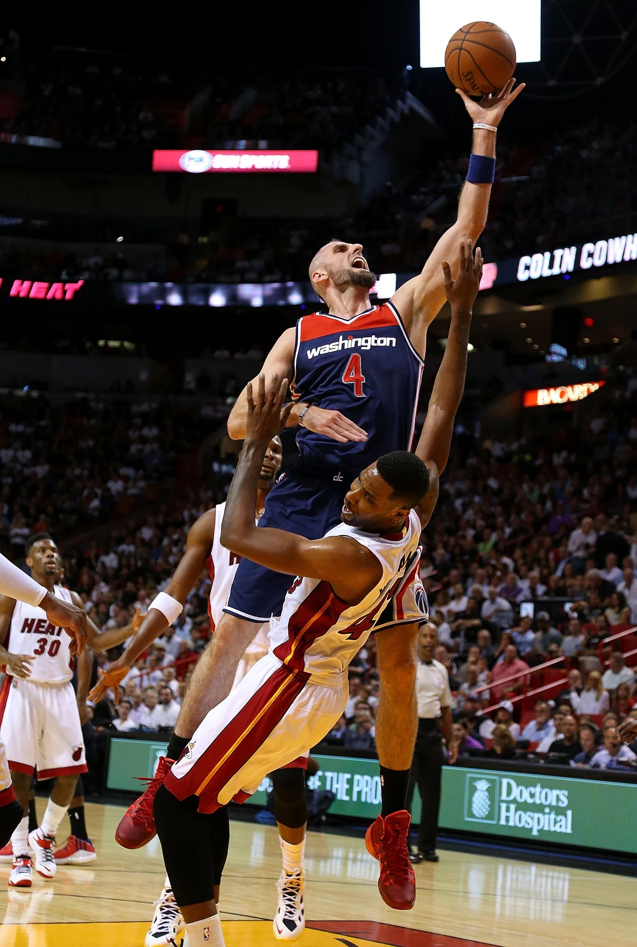 Marcin Gortat w ataku podczas meczu z Miami Heat