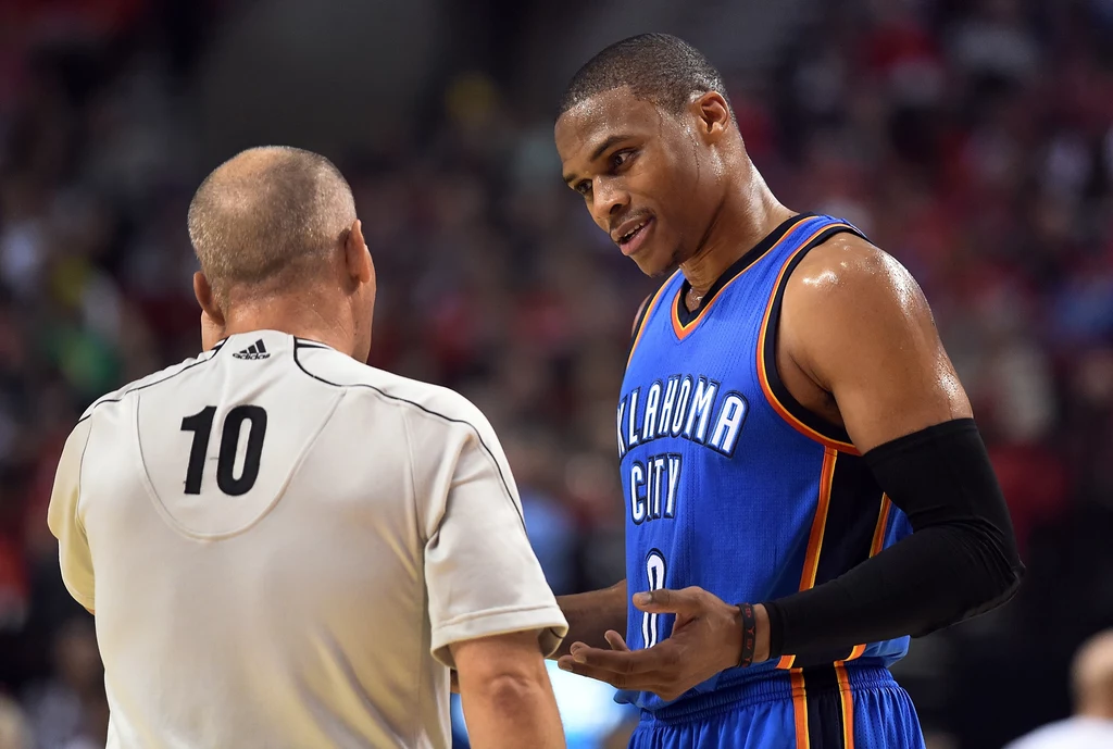 Russell Westbrook w rozmowie z sędzią