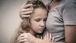 Większość wskazanych to dzieci, których tylko jedno z rodziców pracuje zarobkowo za granicą