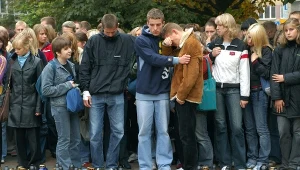 Marsz milczenia dla uczczenia ofiar wypadku autokaru w Jeżewie - 03.10.2005