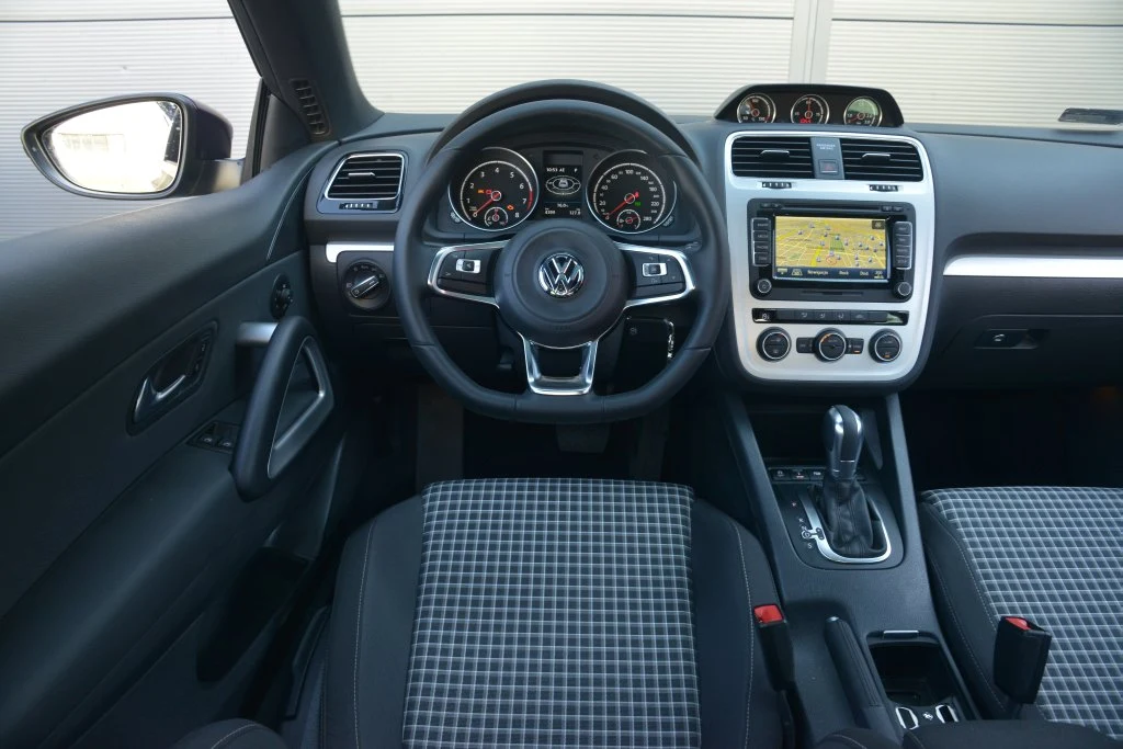 Kierownica została przejęta wprost z Golfa GTI. Zegary, w stosunku do modelu sprzed liftingu, zostały zatopione w tubach, inne są też panel klimatyzacji i kratki nawiewu. Kierownica została przejęta wprost z Golfa GTI. Zegary, w stosunku do modelu sprzed liftingu, zostały zatopione w tubach, inne są też panel klimatyzacji i kratki nawiewu.