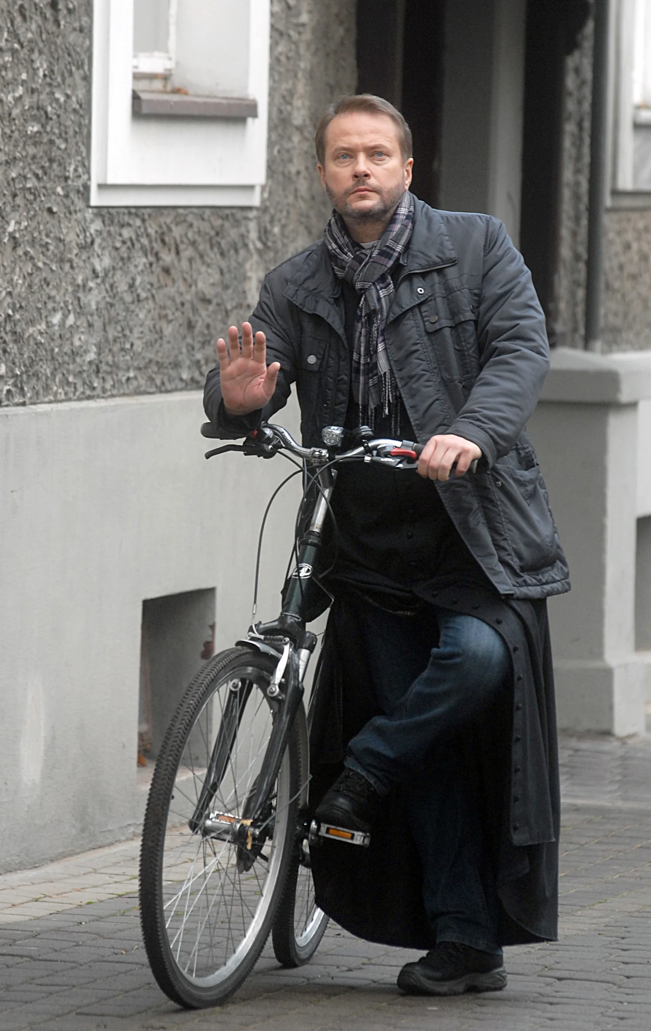 Artur Żmijewski na planie serialu "Ojciec Mateusz" Artur Żmijewski na planie serialu "Ojciec Mateusz"