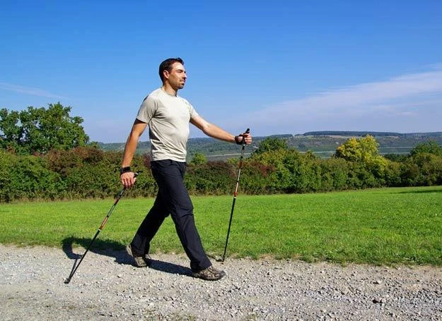 Nordic Walking jest znakomitym sportem dla chcących odbudować formę