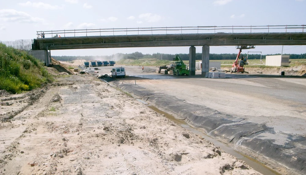 Autostrady muszą zostać uzupełnione drogami ekspresowymi. Wciąż nie ma takiego połączenia np. między Krakowem a Warszawą. I nie wiadomo czy będzie