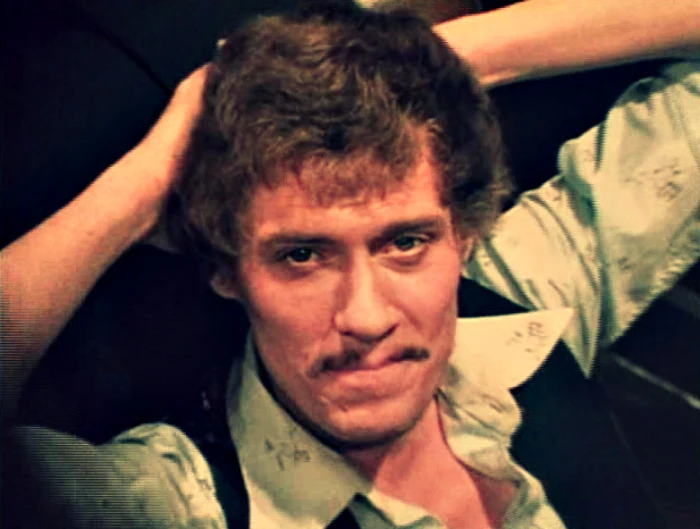 "Powiedz im, że Johnny Wadd już tu jest" "Powiedz im, że Johnny Wadd już tu jest"