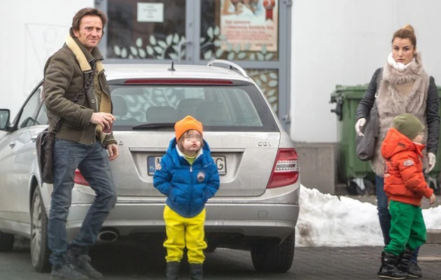 Joanna Brodzik i Paweł Wilczak z synami Joanna Brodzik i Paweł Wilczak z synami